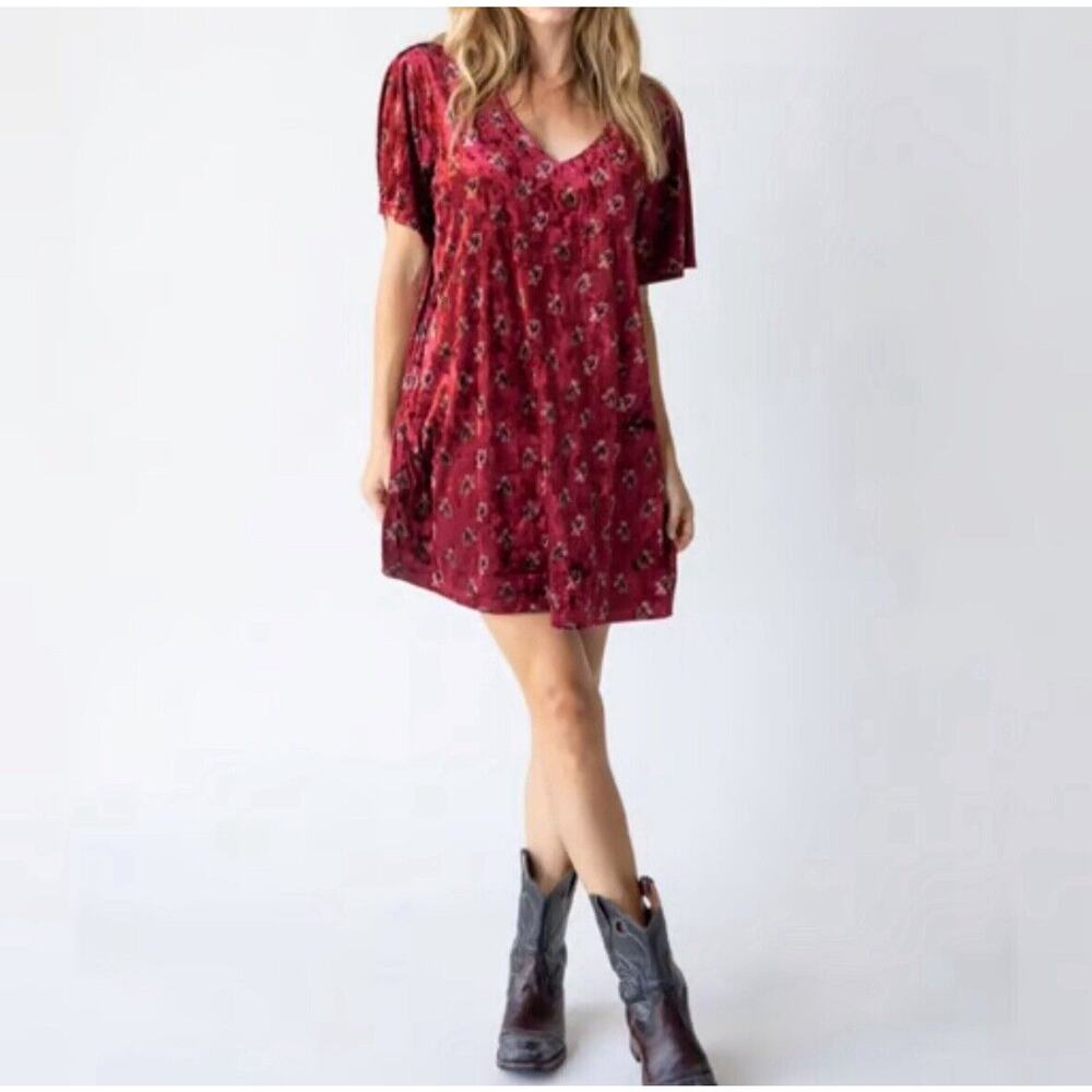 Women's Red V-Neck Short Sleeve Dress - Picture 4 of 11